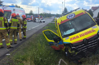 Zderzenie karetki na sygnale z osobówką. Są ranni