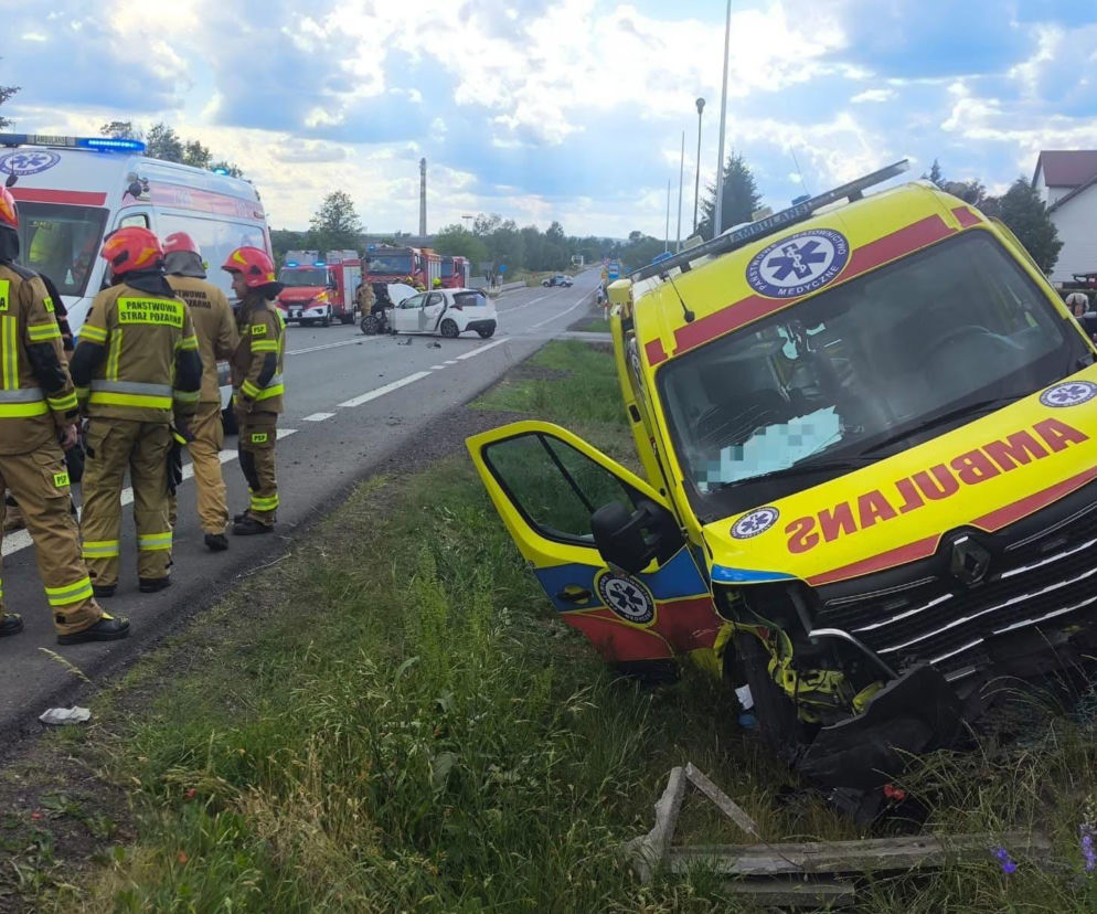 Zderzenie karetki na sygnale z osobówką. Są ranni
