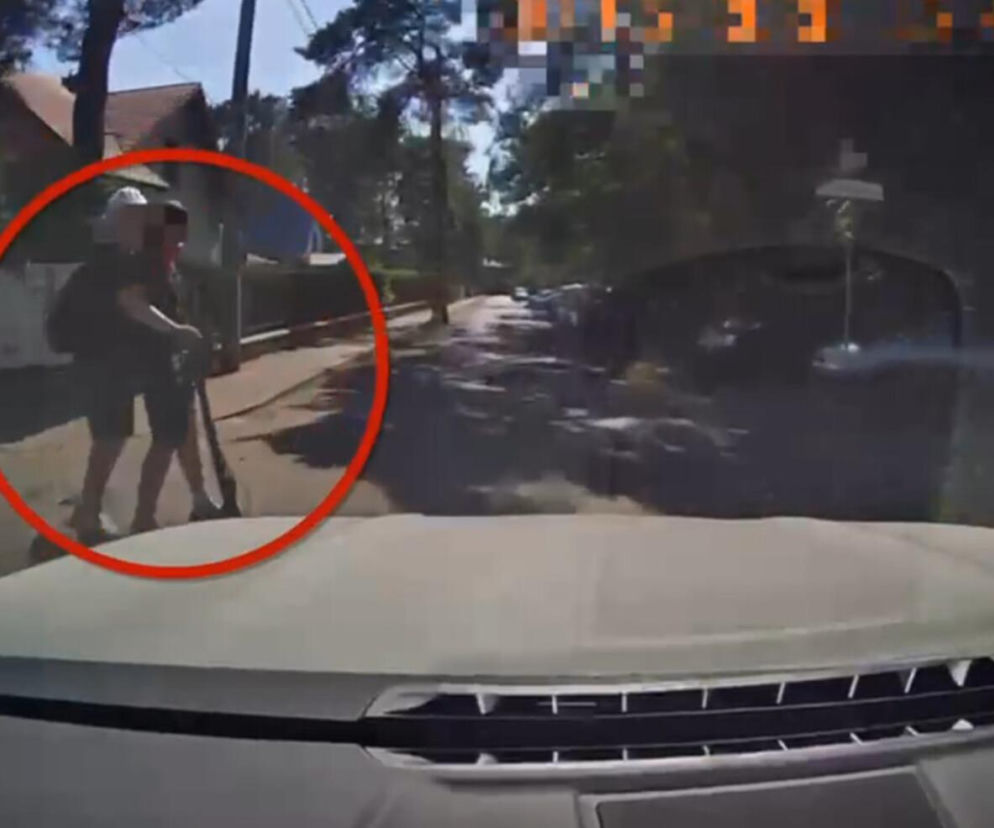 Zderzenie hulajnogi z BMW pod Warszawą. Nastolatkowie trafili do szpitala