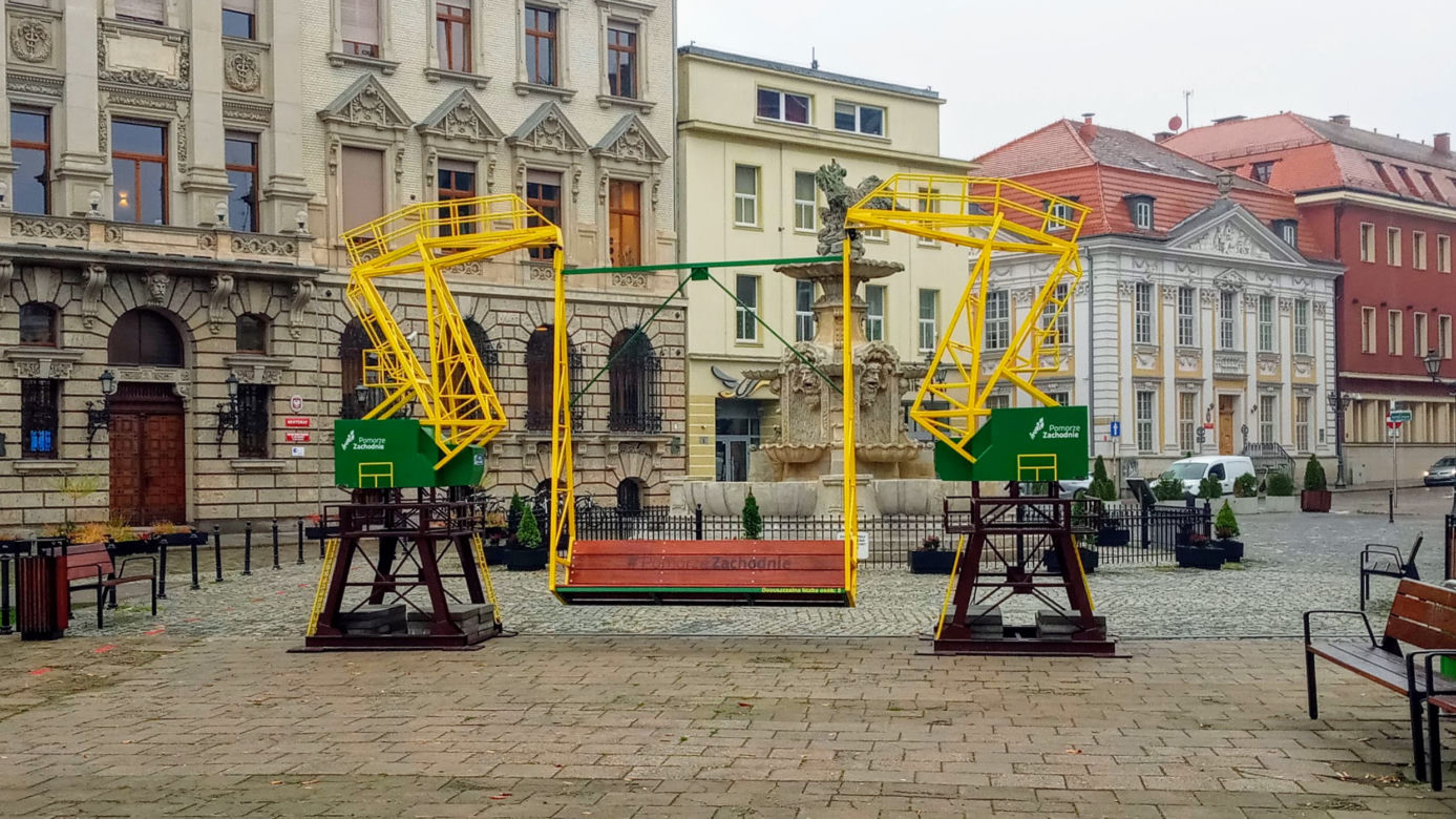 "Dźwigozaurowa" huśtawka stanęła na placu Orła Białego