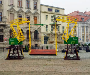 Dźwigozaurowa huśtawka stanęła na placu Orła Białego