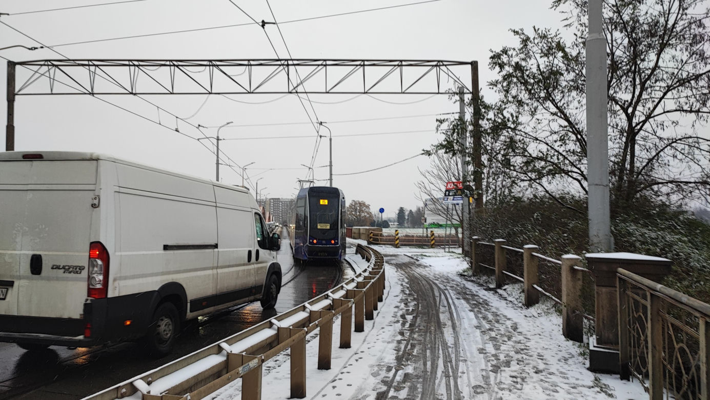 Wrocław pod śniegiem. Trudne warunki na drogach, korki, opóźnienia i awarie