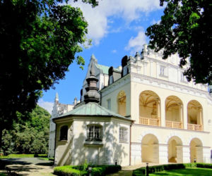 Jeden z najpiękniejszych pałaców znajduje się w województwie łódzkim. Jest dumą średniowiecznego miasta