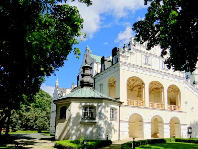 Jeden z najpiękniejszych pałaców znajduje się w województwie łódzkim. Jest dumą średniowiecznego miasta