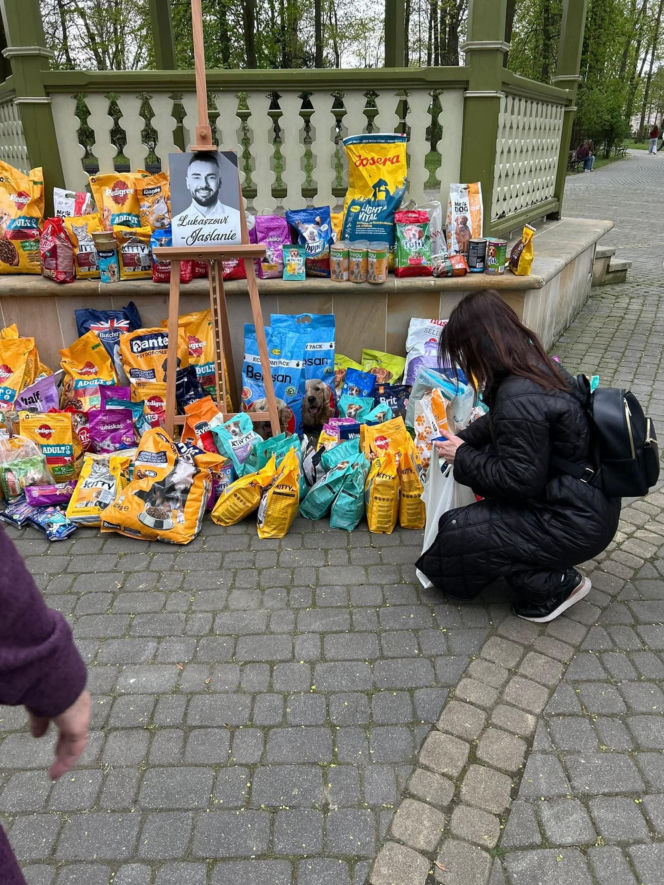 Po śmierci Łukasza Litewki zamiast zniczy przynieśli coś, czego nikt się nie spodziewał. Wzruszający gest mieszkańców