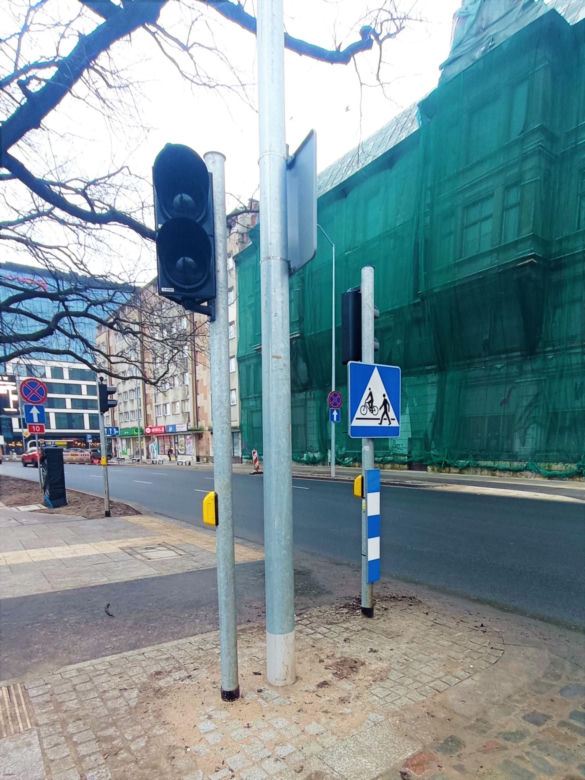 Las słupów na placu Zwycięstwa