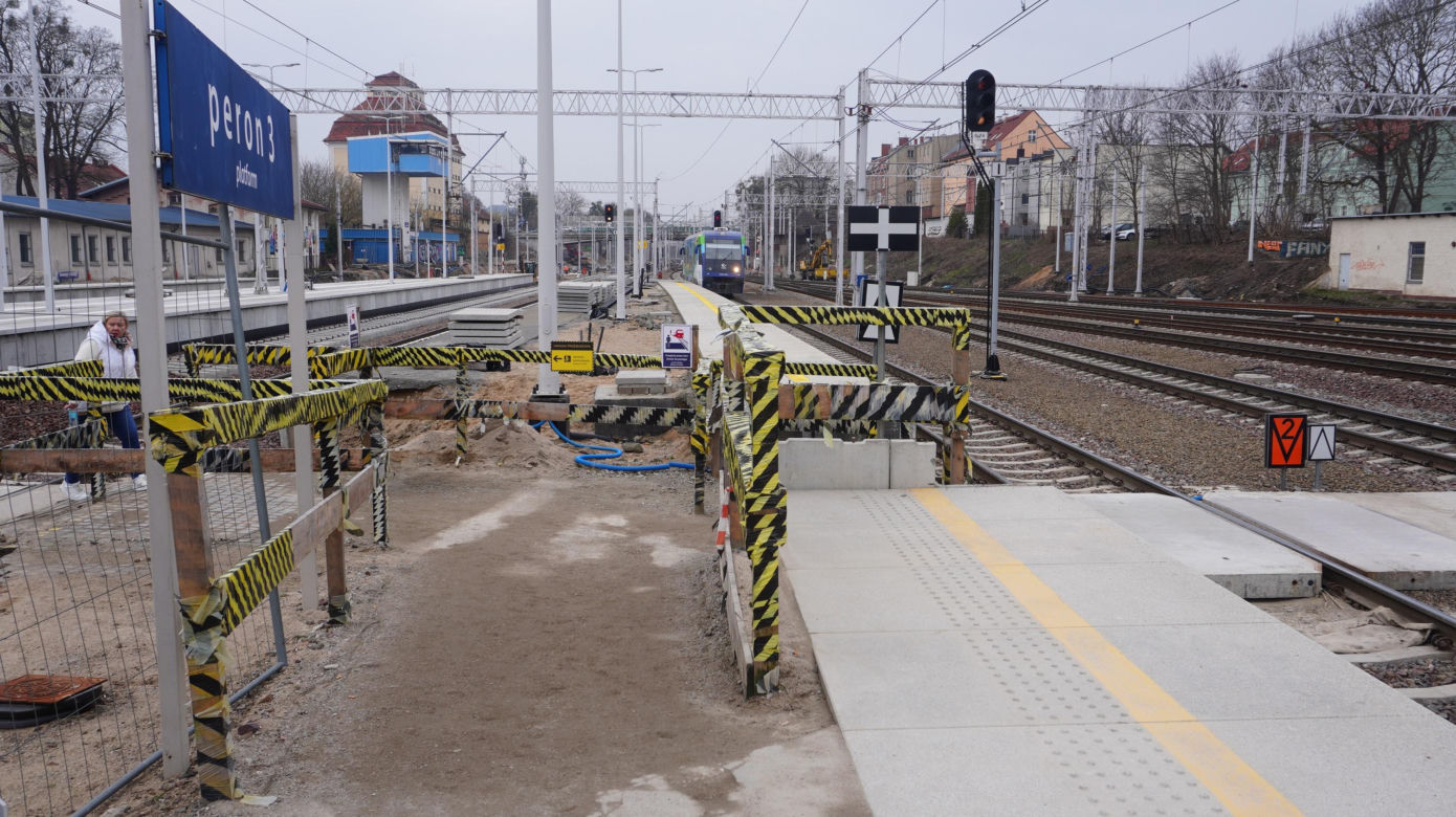 Dworzec Olsztyn Główny coraz bliżej. Postępują prace przy budynku oraz na peronach