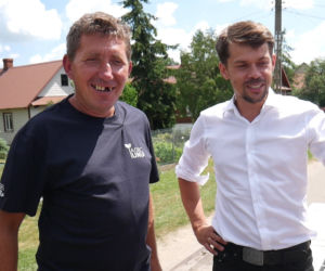 Gienek i Andrzej otrzymali nową belarkę. Na maszynę zrzucili się fani