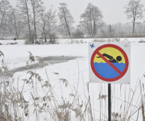Gdy załamie się lód. Co robić, by uratować siebie lub kogoś, gdy wpadnie do wody?
