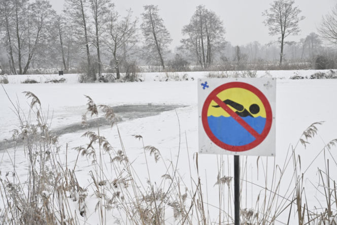 Gdy załamie się lód. Co robić, by uratować siebie lub kogoś, gdy wpadnie do wody?