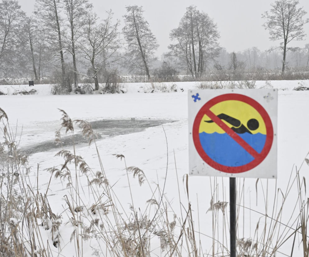 Uwaga na lód! Strażacy i Zarząd Zieleni Miejskiej ostrzegają 