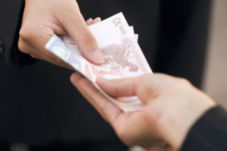 Minimalne wynagrodzenie 2022. Ile dostaniemy na rękę więcej?