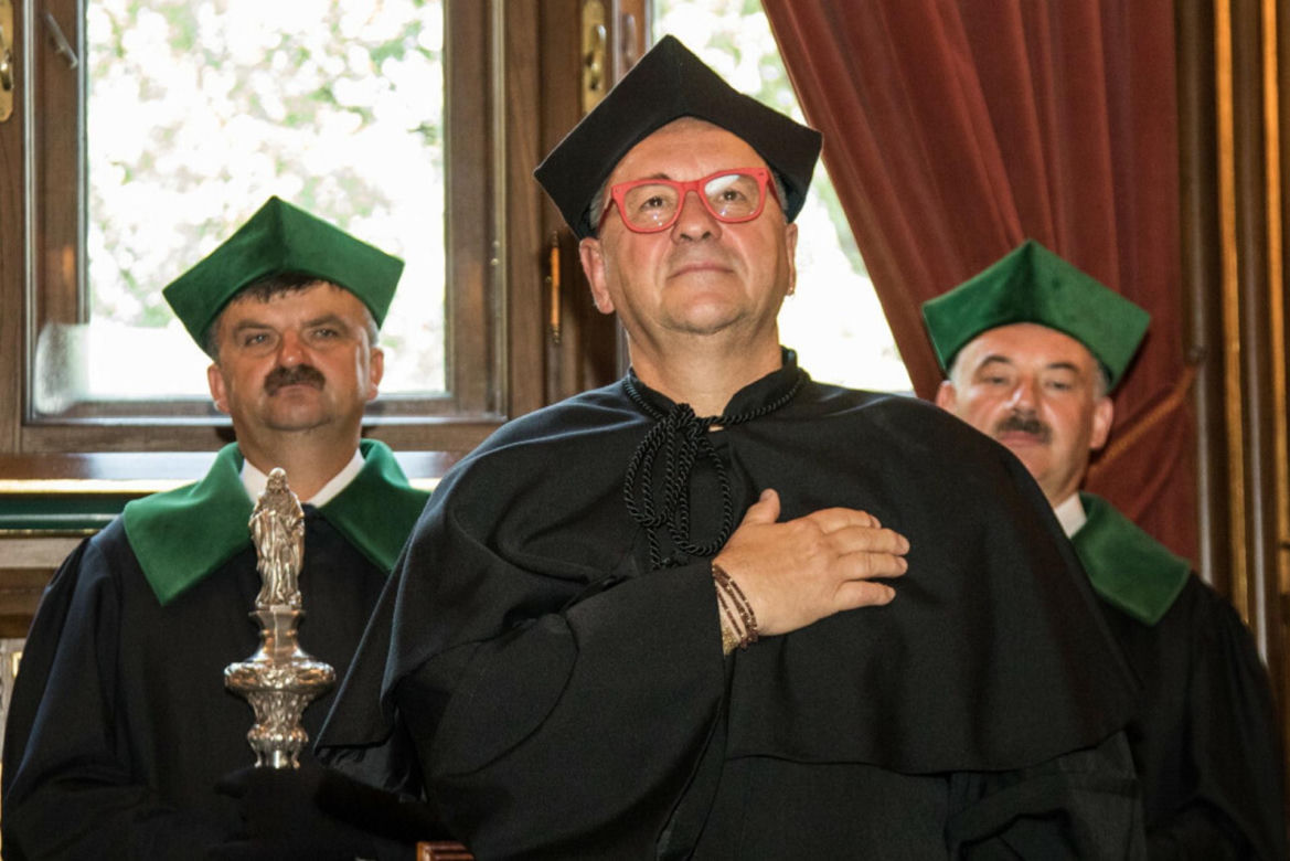 Kobieta z Torunia groziła Owsiakowi śmiercią. "Giń i zmień okulary, bo takie noszą LGBT"