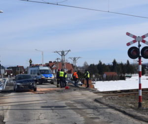 O krok od tragedii w Małopolsce! Wjechała wprost pod pociąg