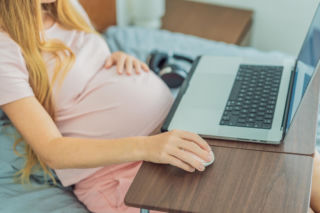 Co czwarta Polka po urodzeniu dziecka ma mniejszy dostęp do awansu. Zatrważające dane