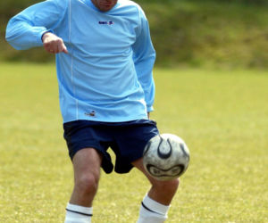 Donald Tusk gra w piłkę