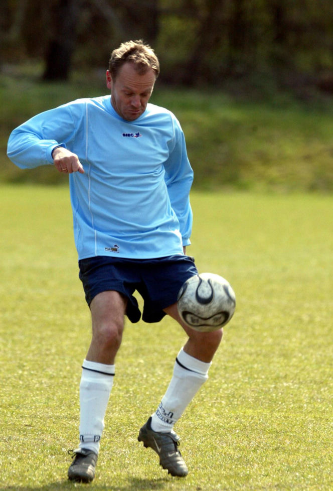 Donald Tusk gra w piłkę