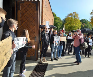 Protest pod kościołem św. Antoniego w Lesznie