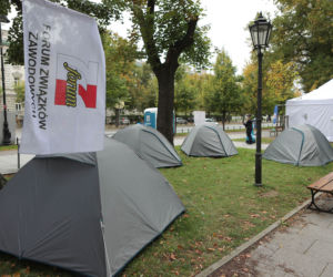 16 000 za zduszenie strajku, 3000 za ratowanie życia