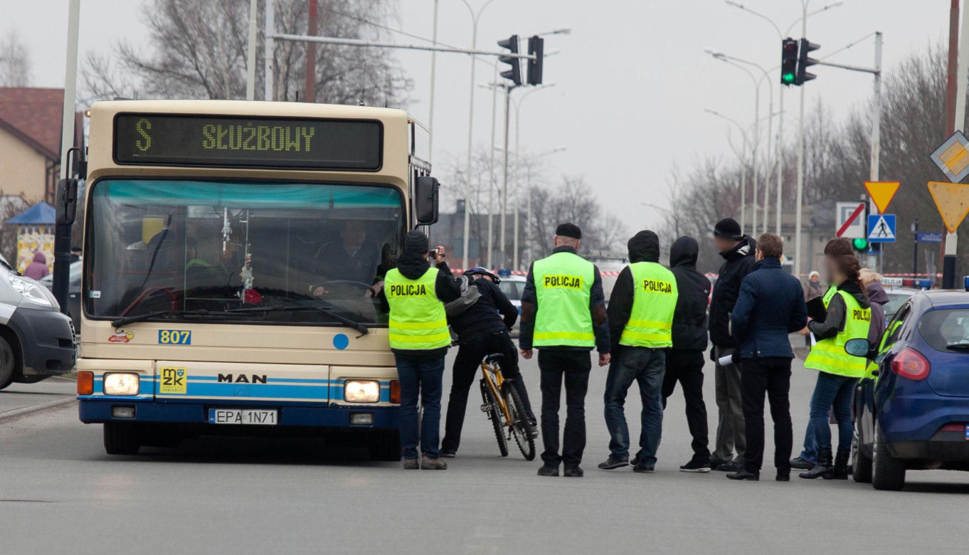 Wepchnęli Piotra pod autobus z zemsty. Tragedia w Pabianicach