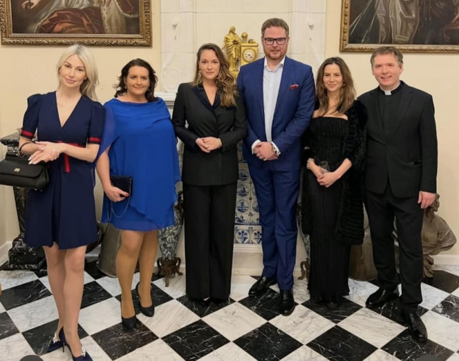 Kożuchowska, Karolak i Ogórek na salonach u księcia. Ciekawy dobór strojów