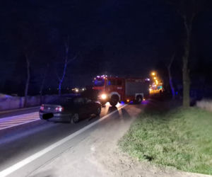 Płock. Osobówka ZDERZYŁA SIĘ z motocyklem! Jedna osoba w stanie ciężkim! [ZDJĘCIA]
