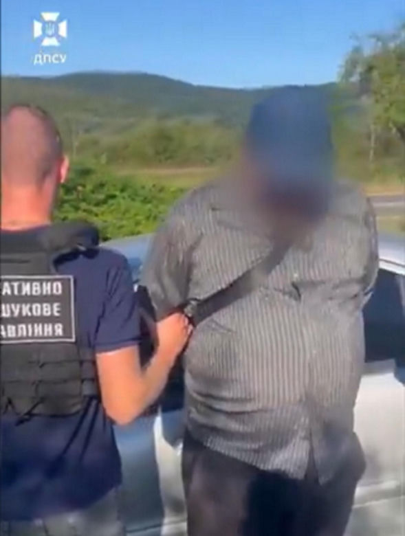 Ksiądz ukrył mężczyznę pod sutanną
