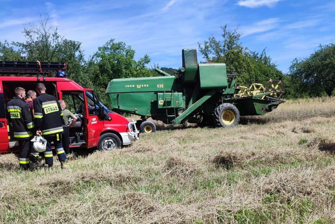 Rolnik wpadł pod koła kombajnu! Tragedia na polu