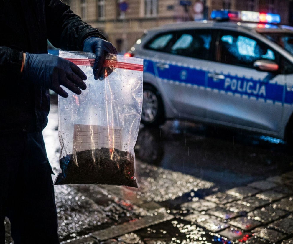 Ręce w rękawiczkach trzymają worek z narkotykami przy radiowozie. O walce z nałogiem przeczytasz na Mediateka.