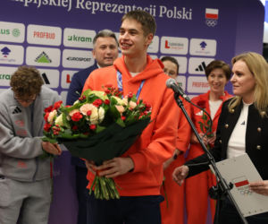 Władimir Semirunnij w czułych objęciach z dziewczyną po powrocie do Polski