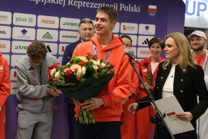 Władimir Semirunnij w czułych objęciach z dziewczyną po powrocie do Polski