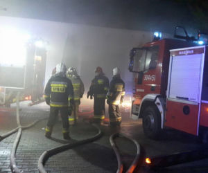 Pożar hali magazynowej w Suchym Lesie koło Poznania