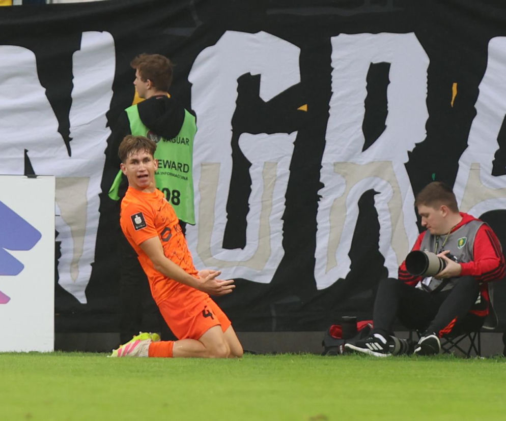 Marcel Reguła cieszy się z gola na boisku. O kulisach niedoszłego transferu do Borussii przeczytasz na SE Supersport.