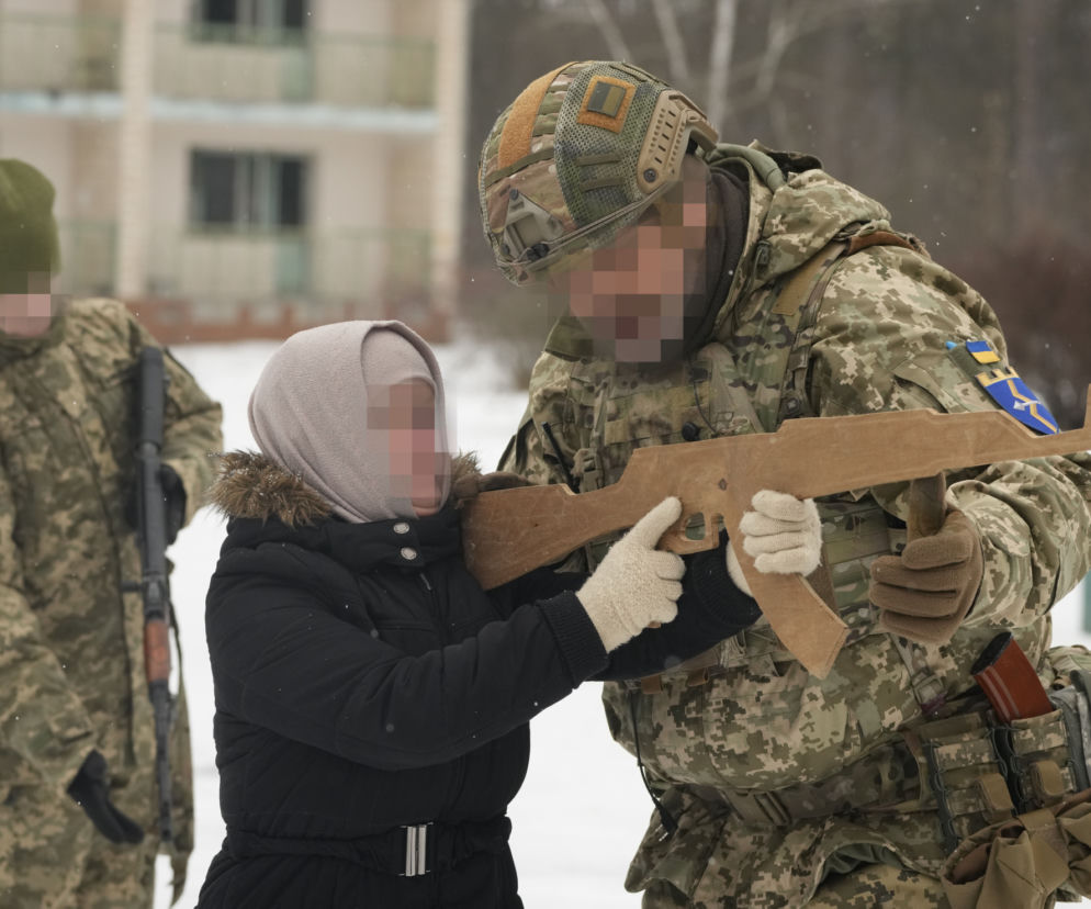 Weterani z Ukrainy ćwiczą ludzi do obrony miasta. Uczą ich strzelać z karabinów