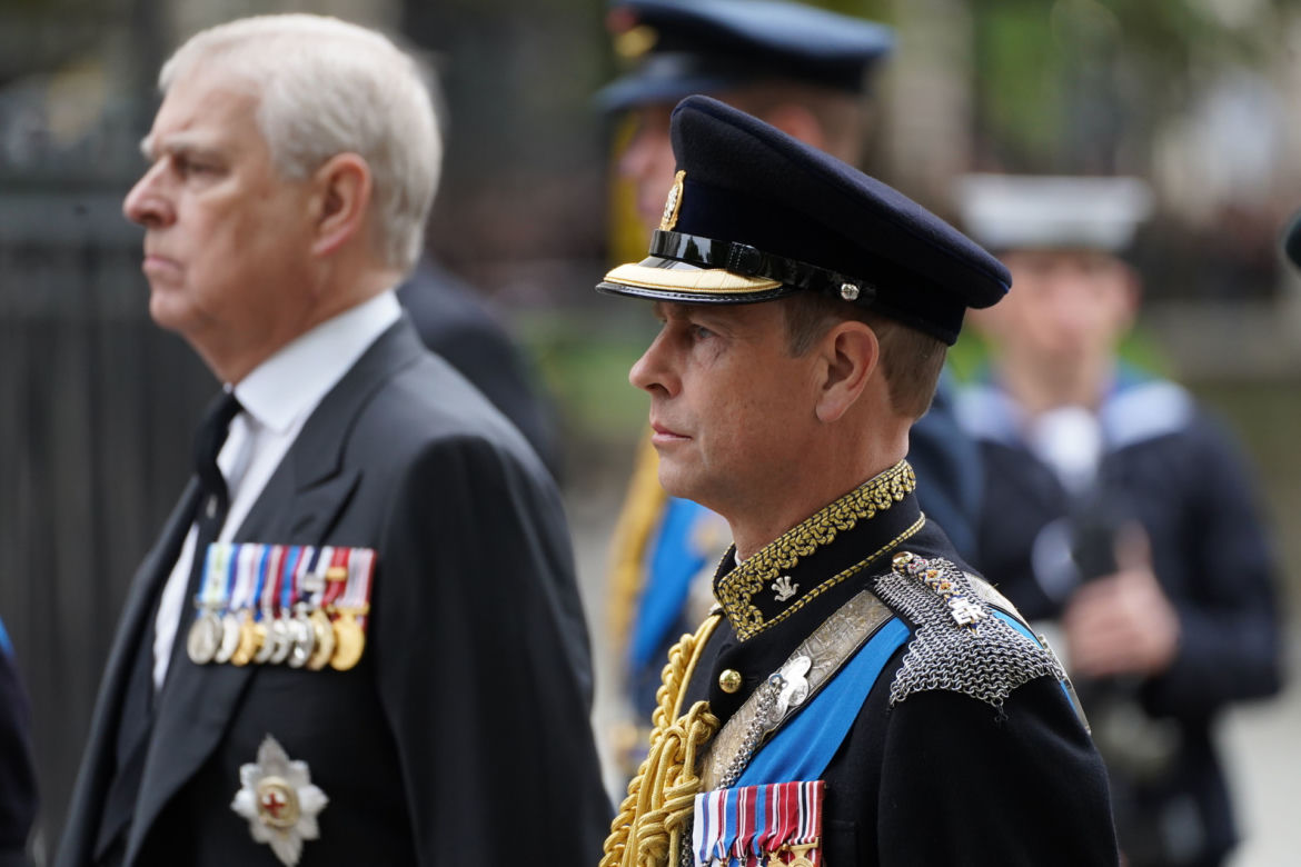 Łzy poddanych i trumna zmierzająca do Westminsteru