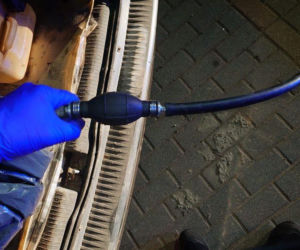 Wpadł przez przypadek! 38-latek miał na koncie kradzież blisko 1000 litrów paliwa, które wyciągał z koparek i maszyn przy budowie trasy S6