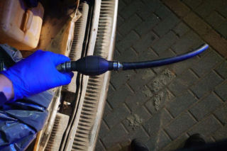 Wpadł przez przypadek! 38-latek miał na koncie kradzież blisko 1000 litrów paliwa, które wyciągał z koparek i maszyn przy budowie trasy S6