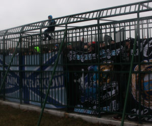 Skandal na meczu. Kibice Hutnika Kraków trzymani... w klatce niczym dzikie zwierzęta