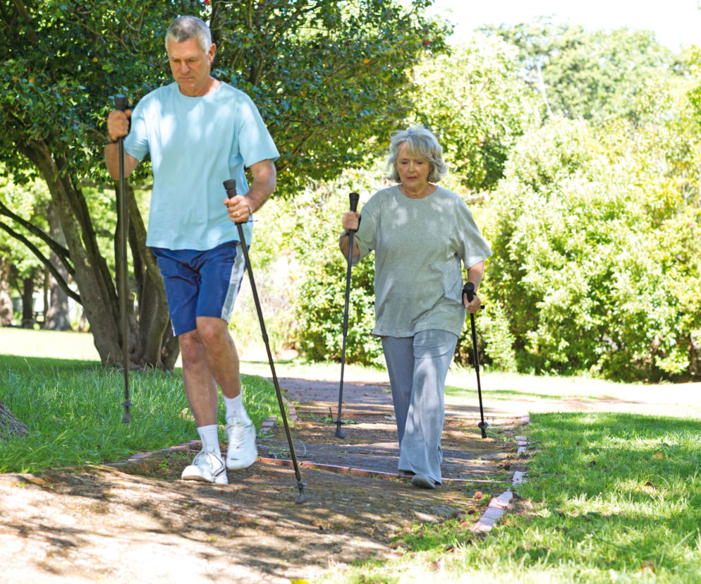 para uprawiająca nordic walking