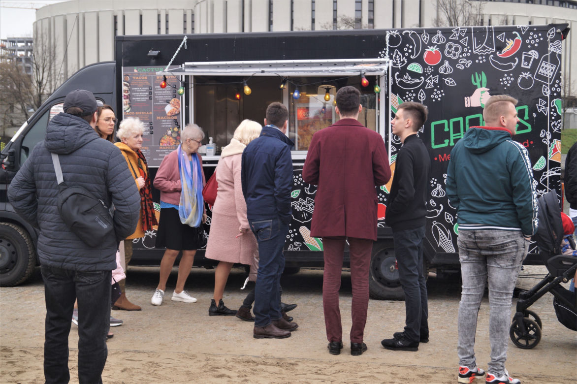Festiwal Smaków Food Trucków 2023. Restauracje na kółkach zaparkowały na Wyspie Młyńskiej! [ZDJĘCIA]