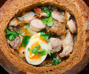 Smaki Wielkanocy. Żur na zakwasie żytnim i wędzonce
