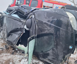 BMW wypadło z drogi i dachowało! Jedna osoba trafiła do szpitala [ZDJĘCIA]