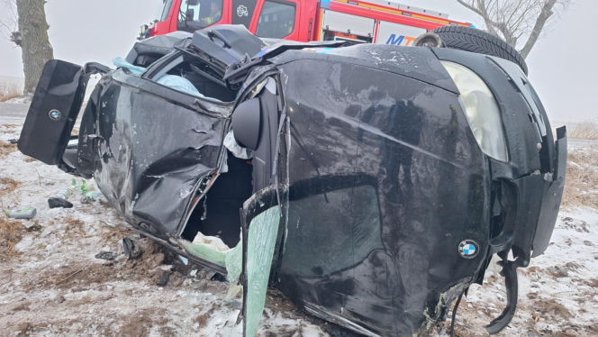 BMW wypadło z drogi i dachowało! Jedna osoba trafiła do szpitala [ZDJĘCIA]