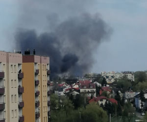 Kłęby czarnego dymu nad Krakowem. Strażacy walczą z ogniem na Puszkarskiej