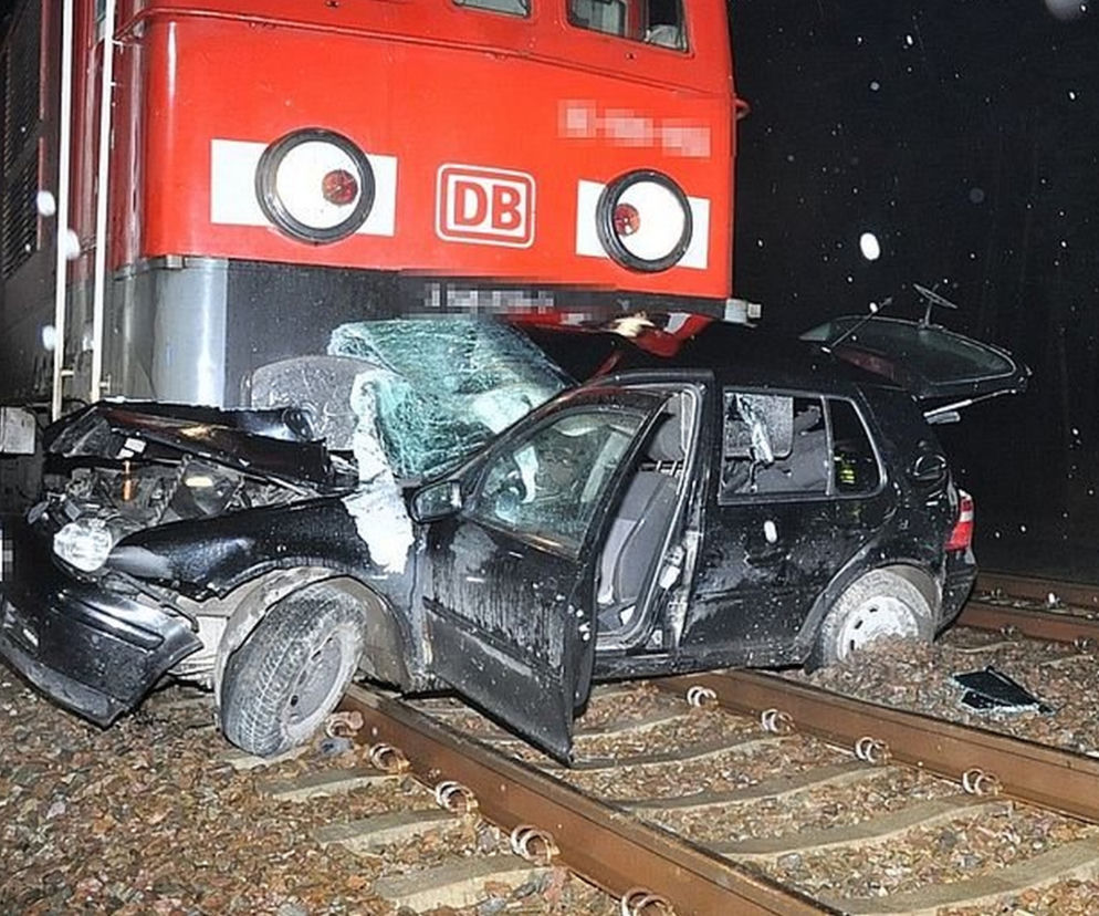 MAKABRA na torach! 25-letni kierowca NIE ŻYJE. Ominął zapory, doszło do tragedii