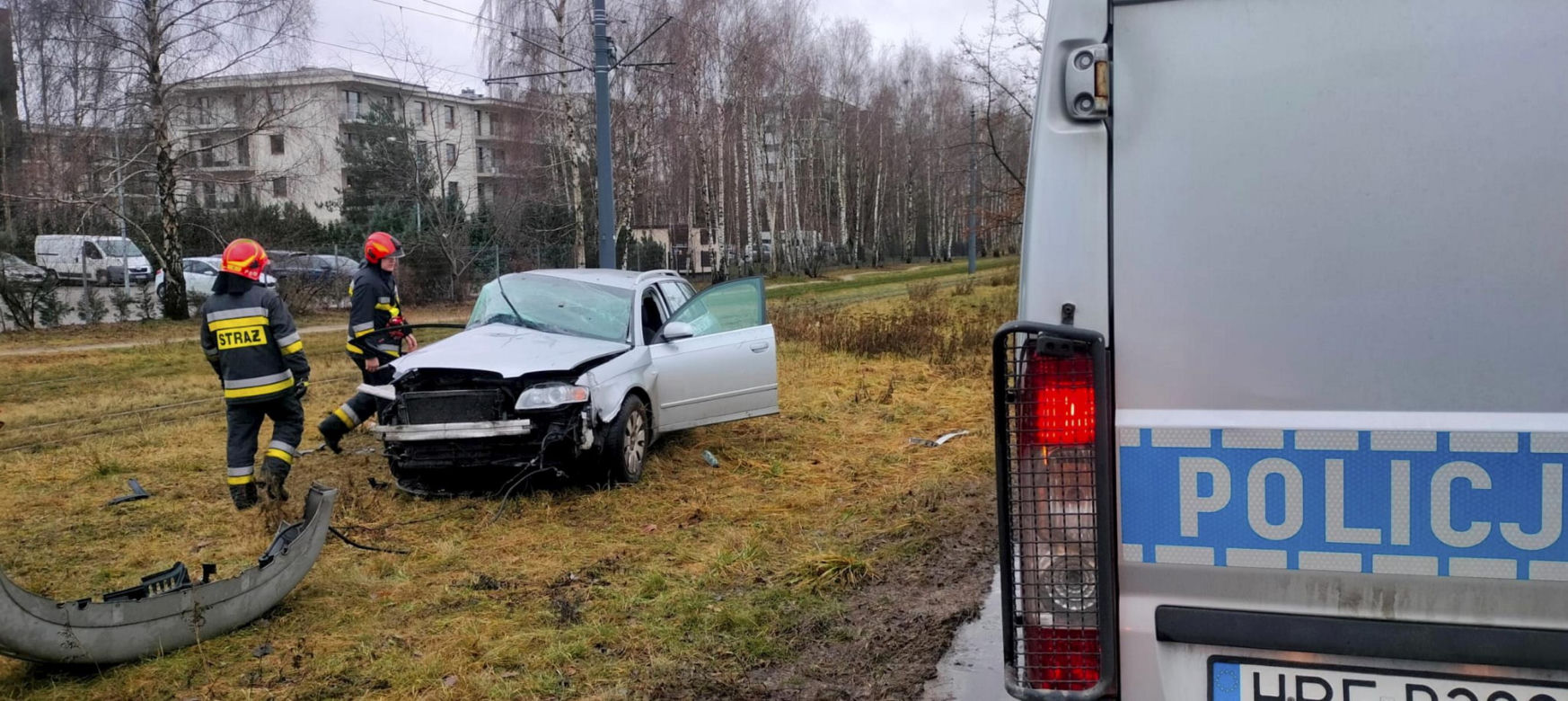 Koszmarny wypadek w Łodzi. Tramwaj i osobówka zderzyły się na Hetmańskiej [ZDJĘCIA].