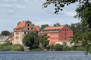 Kiedyś zamek krzyżacki, potem areszt śledczy i kompletna ruina. Teraz zamek w Ełku zmienia się w hotel