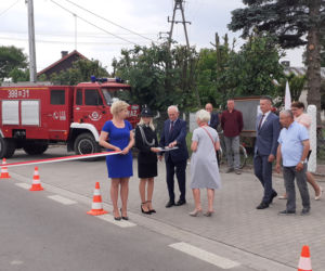 Dąbrówka Stany, gmina Skórzec: nowym wozem strażackim, po nowej drodze, do nowej szkoły