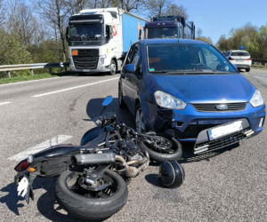 Wypadek w Rudniku na DK9. 77-latek zderzył się z motocyklistą. 36-latek trafił do szpitala