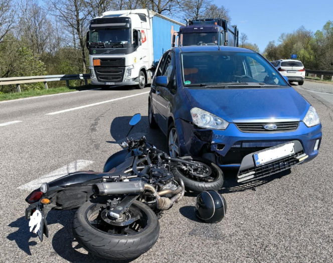 Wypadek w Rudniku na DK9. 77-latek zderzył się z motocyklistą. 36-latek trafił do szpitala